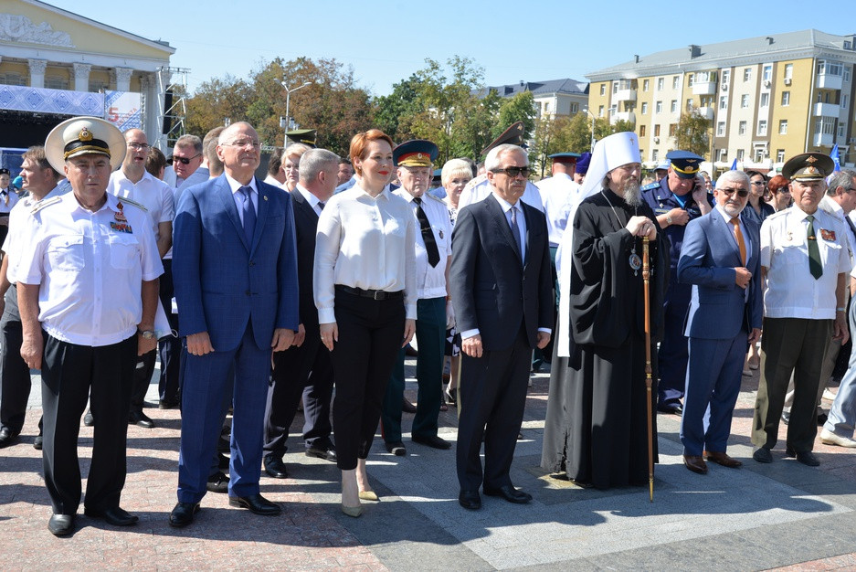 Мэр Белгорода Юрий Галдун (в синем костюме) и губернатор Евгений Савченко (в черных очках) на митинге 5 августа в День города