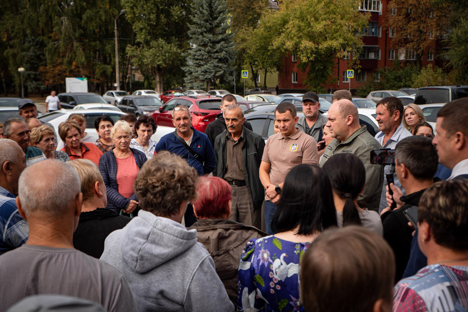 Алексей Смирнов на встрече с жителями приграничных районов Курской области, пострадавших от вторжения украинских войск, 26 сентября 2024 года. Фото: пресс-служба губернатора области / Telegram