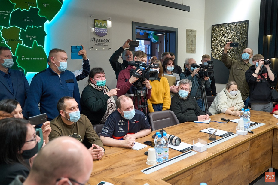 Встреча руководства «Лузалес» с жителями и активистами. Фото Павла Степанова