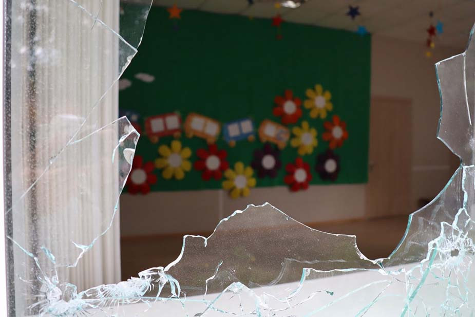 Окно в детском саду Тёткина после обстрелов 18-19 мая