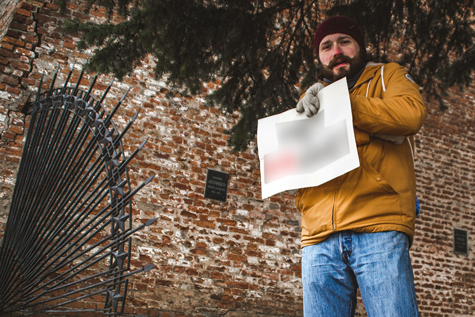 Полиция отправила на лингвистическую экспертизу плакат Виталия Цицурова, и эксперты не нашли в тексте признаков дискредитации Вооруженных сил