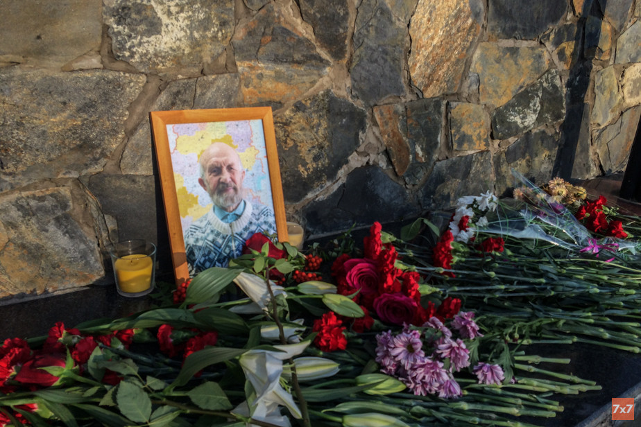 Цветы на месте гибели Альберта Разина
