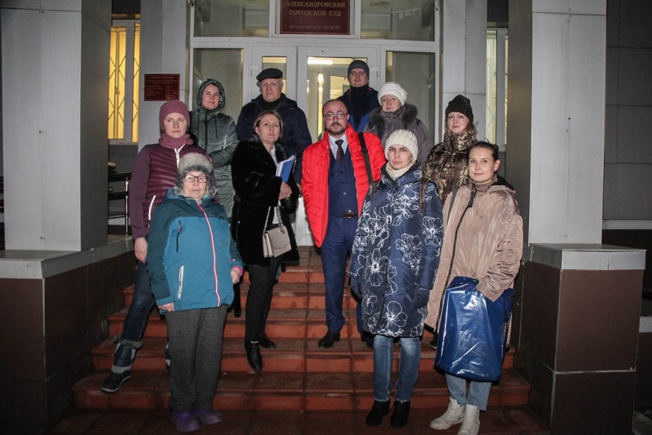 Экоактивисты у входа в суд