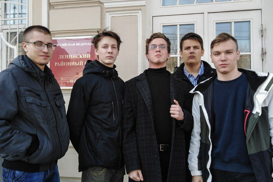 Комсомольцы у здания суда