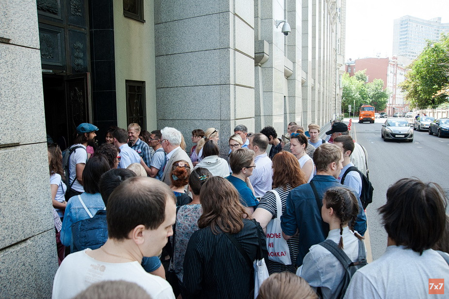 Очередь из активистов на входе в здание Верховного суда