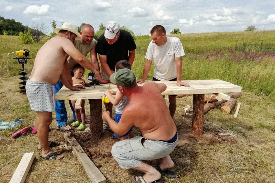 Многодетные семьи из Рязани обустраивают пляж рядом с участками. Фото Алёны Сизовой