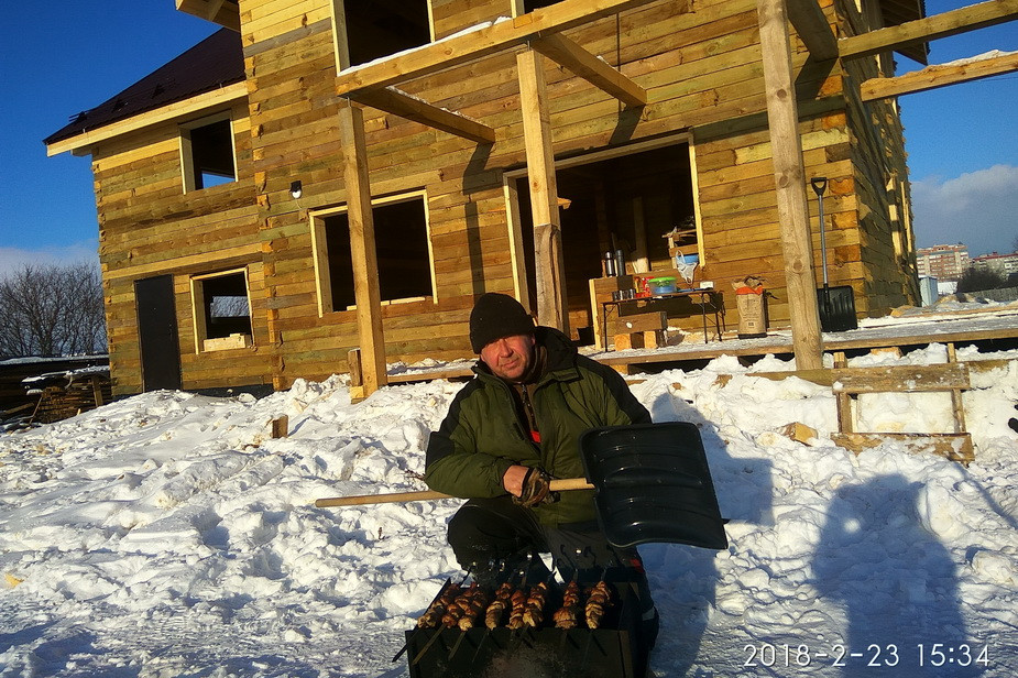 Алексей Калганов рядом со строящимся домом