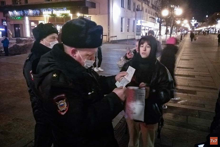 Олеся Полювина на антивоенном пикете в Пензе 24 февраля 2022 года. Фото Евгения Малышева