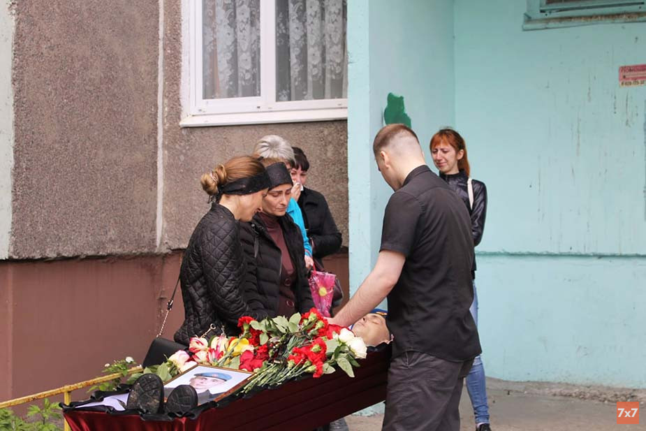 Брат Дмитрий и мать (справа) у гроба Даниила Радского 