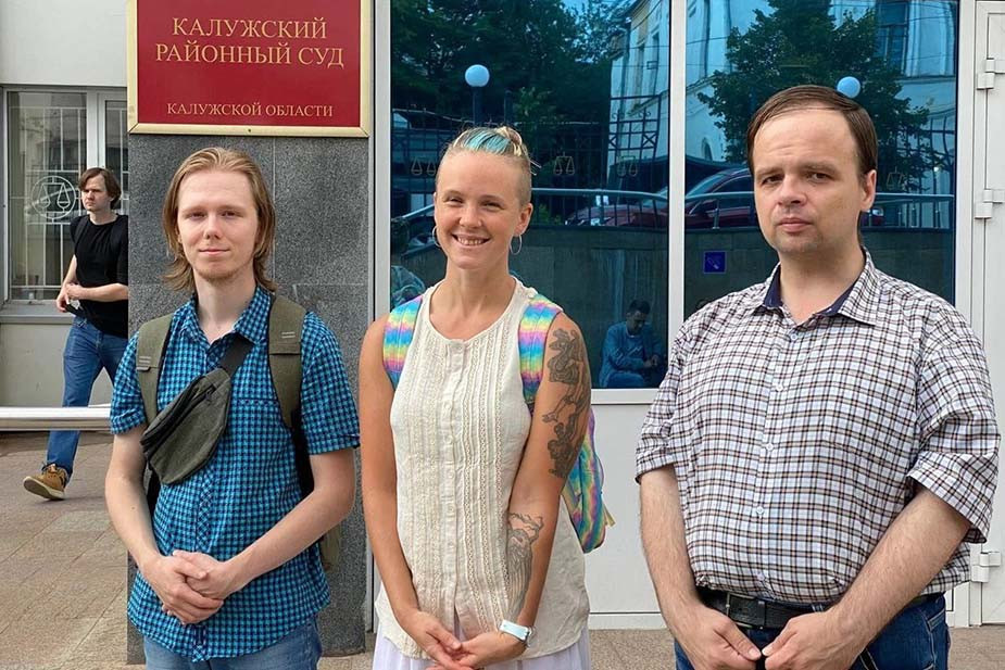 Алёна Барышева у здания калужского суда с защитниками: Алексеем Шороховым (слева) и Олегом Филатчевым (справа)