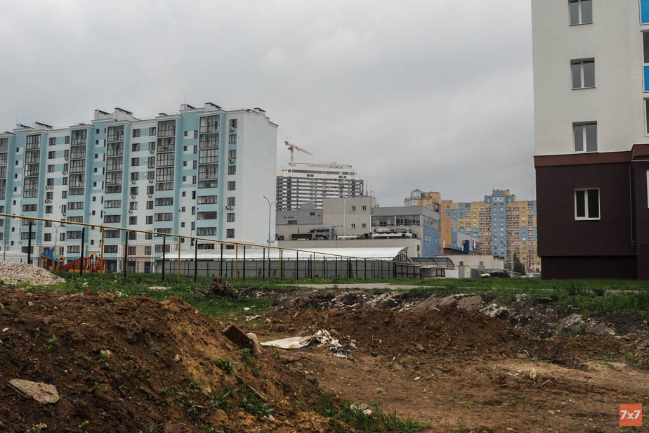 Стройка в 500 метрах от предполагаемой школы
