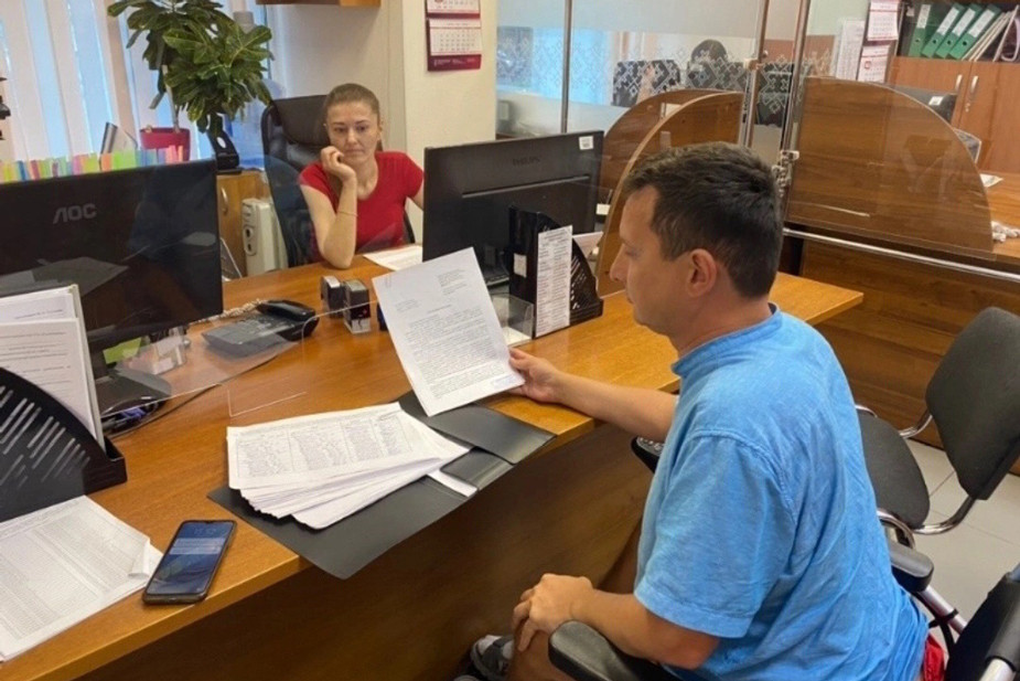 Илья Костин подает коллективное обращение в мэрию. Фото из паблика «Ручейная — наш общий дом»