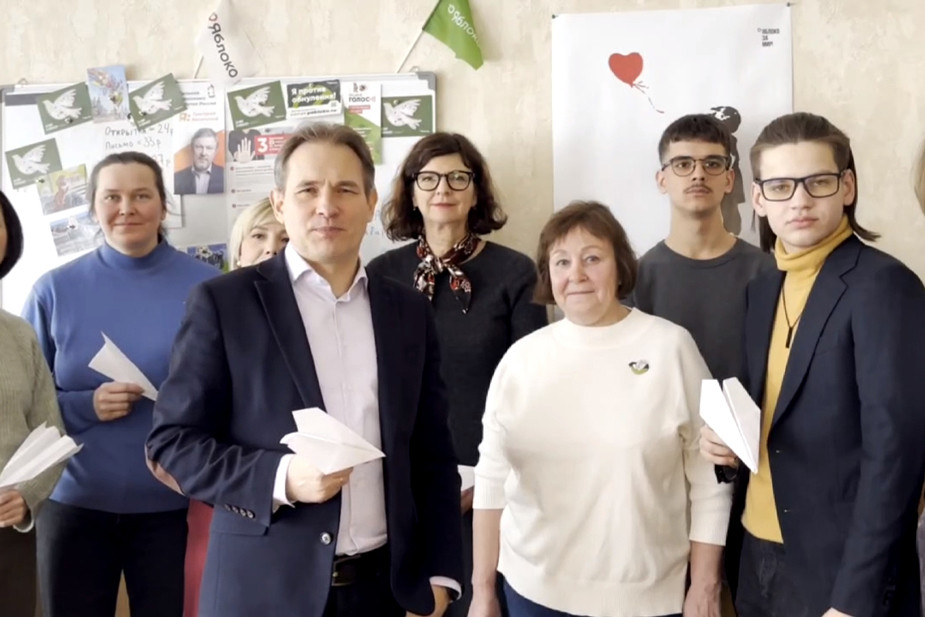 Члены свердловского отделения партии «Яблоко» записывают видеообращение против блокировки Telegram. Фото: @yabloko_ekb / Telegram