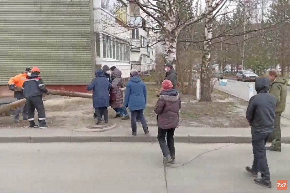 Рабочие с бревном штурмуют "живой щит" из жителей.