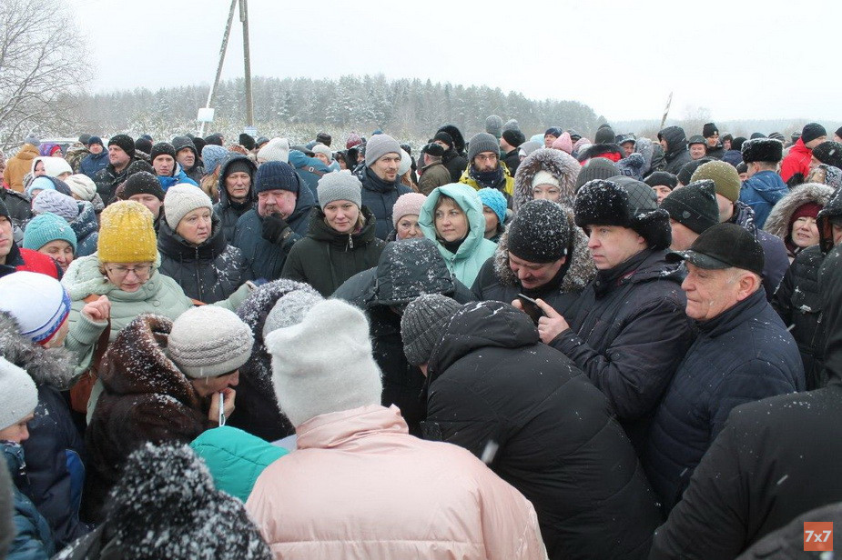 Участники сходя подписывают обращение