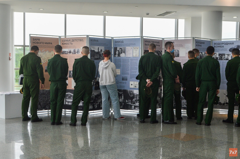 Посетители выставки, посвященной академику Андрею Сахарову, в Ярославле