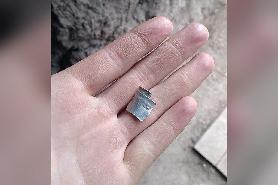 Кирилл Максаков сохранил на память осколок от гранаты. Фото из телеграм-канала «Армейский мир»: https://t.me/armia_rossiii/30