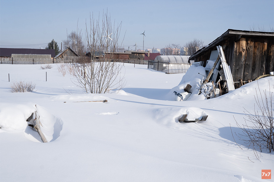 Участок у дома Игоря Кузнецова