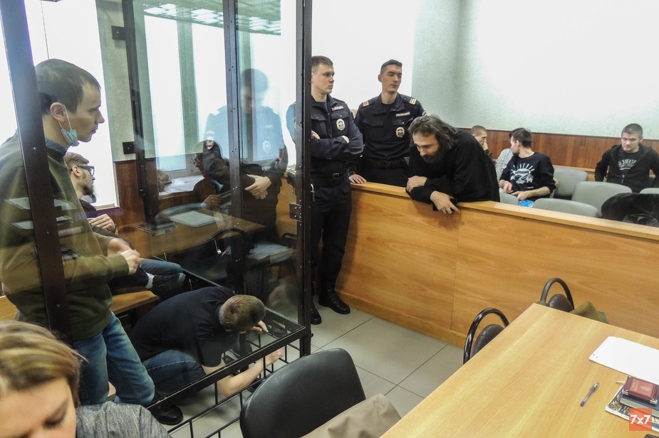 Илья Шакурский общается со священником из Питера Григорием Михновым-Войтенко