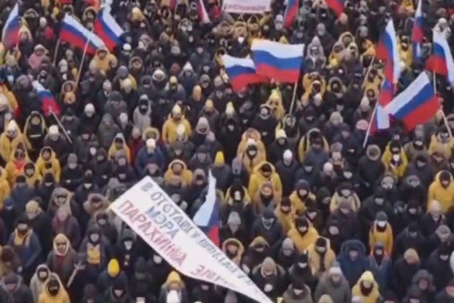 Скриншот сгенерированного нейросетью видео с митингом. Источник: Руслан Перелыгин / Telegram