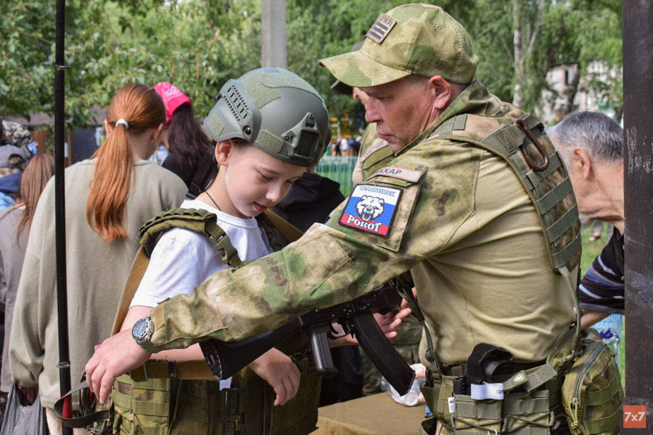 Дети учились собирать и разбирать автомат. Фото «7х7»
