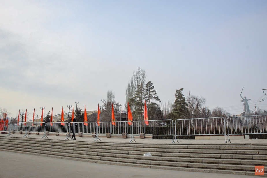 Окруженный заборами Мамаев курган