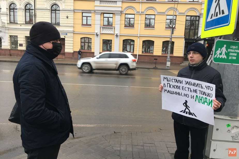 Полицейский в штатском поинтересовался тематикой пикета