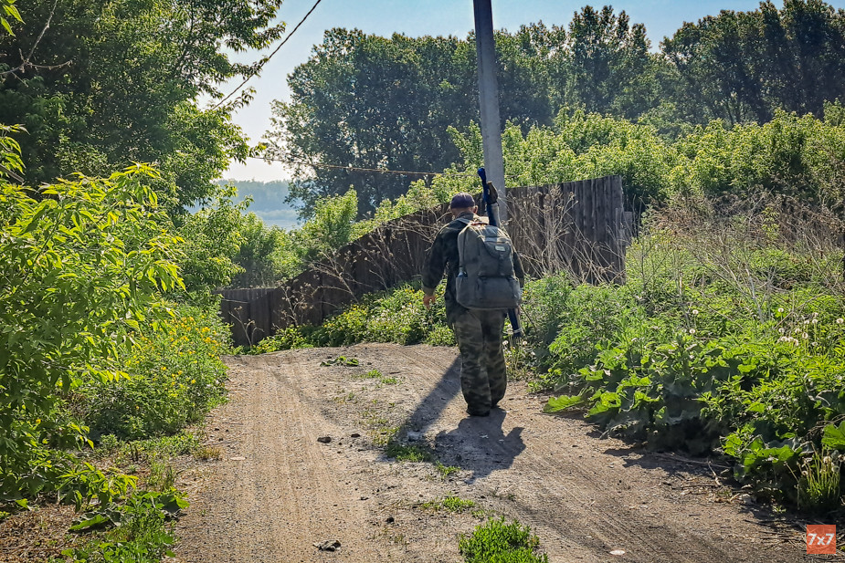 The bank of the Tom River in Ulus is convenient for fishing, and people from the city come here to fish. Photo 7x7