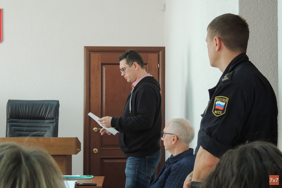 Алексей Лаптев (стоит в центре) и Олег Шарипков (сидит)