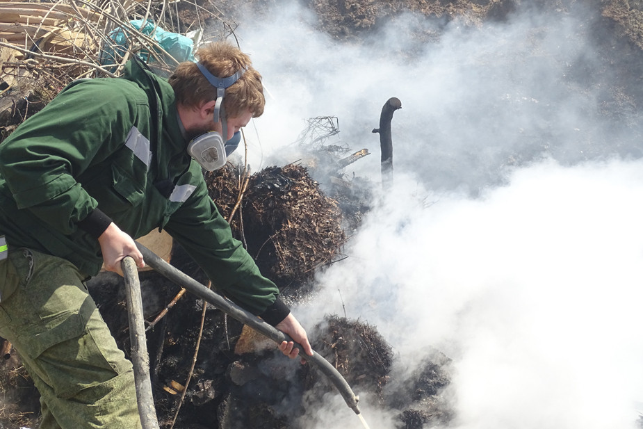 Руководитель группы «Добровольные пожарные Кубани» помогает коммунальщикам тушить горящий мусорный полигон в 2018 году