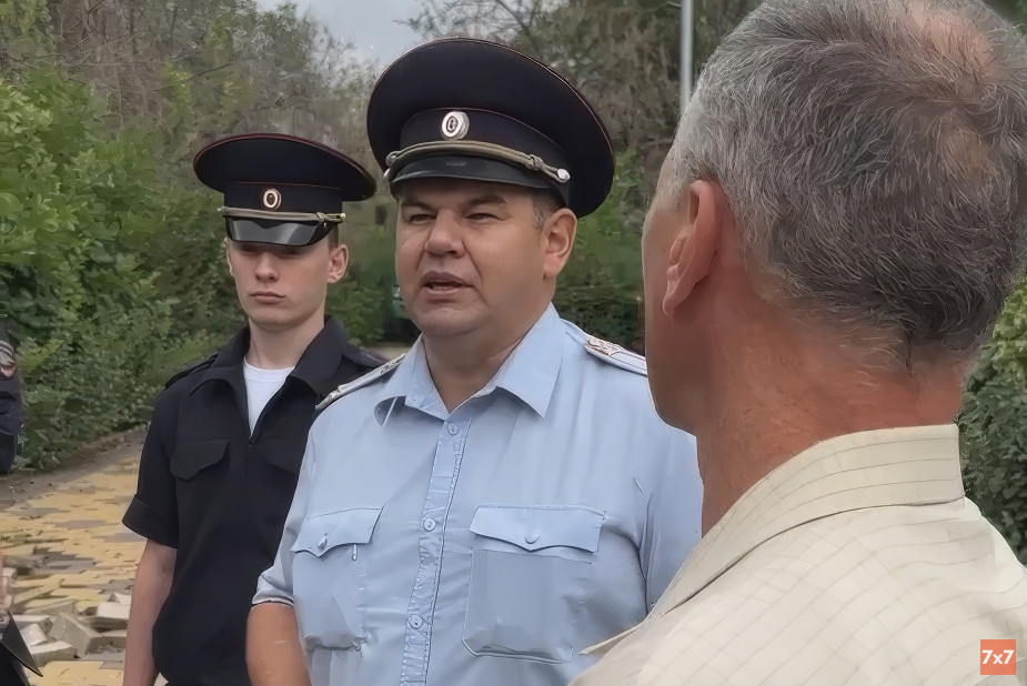 Подполковник полиции Геннадий Болтышев общается с защитниками парка «Территория детства» в Саратове, 13 августа 2025 года. Фото: «7х7»