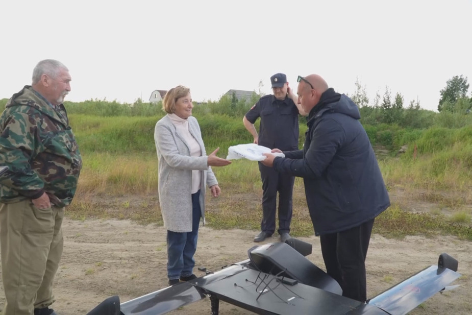 Дрон, доставляющий бюллетени для голосования