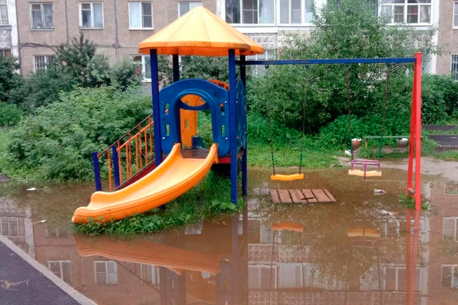 Горка со съездом в лужу на улице Громова 