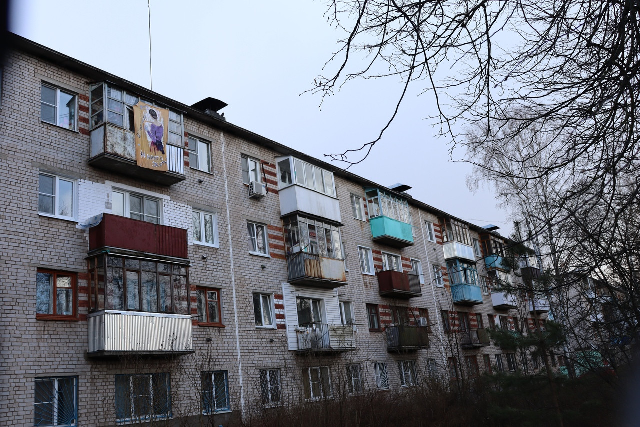 Плакат на балконе