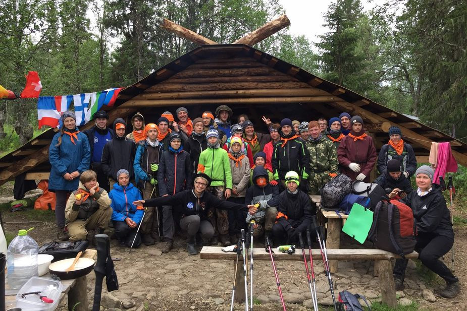 Построенная волонтерами беседка для туристов