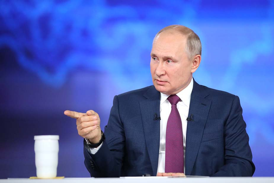 Владимир Путин любит уходить от ответа на вопросы, используя прием какнасчетизма. Он часто указывает на другие страны, оправдывая тем происходящее в России