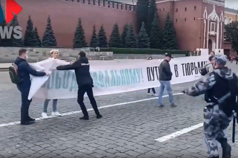 Момент задержания активистов на Красной площади в Москве 15 сентября