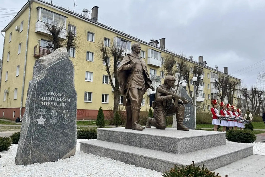 Памятник защитникам Отечества, апрель 2026 года