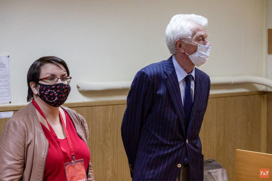 Юлия Галямина с адвокатом в новгородском суде
