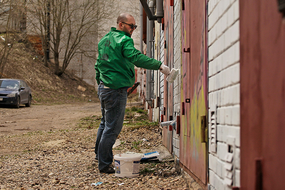 Денис Никитас на уборке в районе Рачевского оврага в 2022 году. Фото предоставлено героем материала
