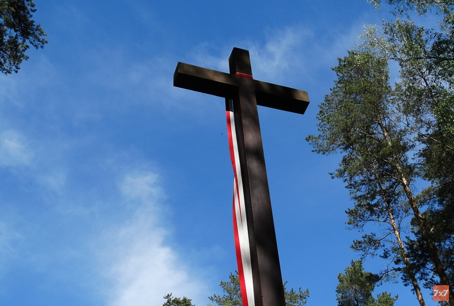 Крест на мемориале Медное