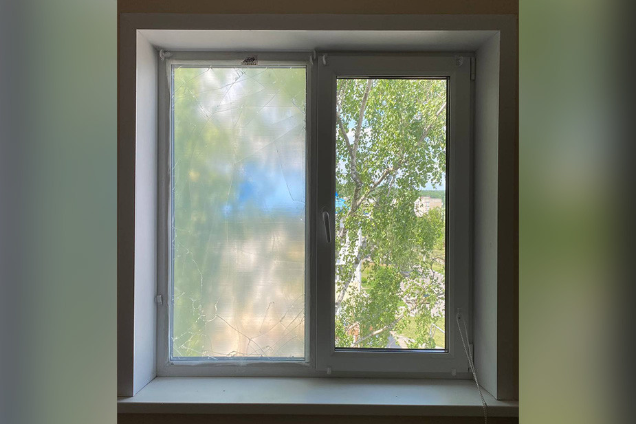 Заклеенное окно в одном из шебекинских домов. Стекло разбилось из-за взрыва неподалеку