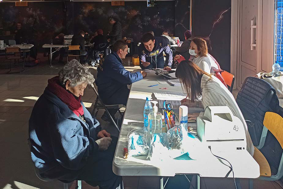 Украинские беженцы консультируются в ПВР Ярославской области