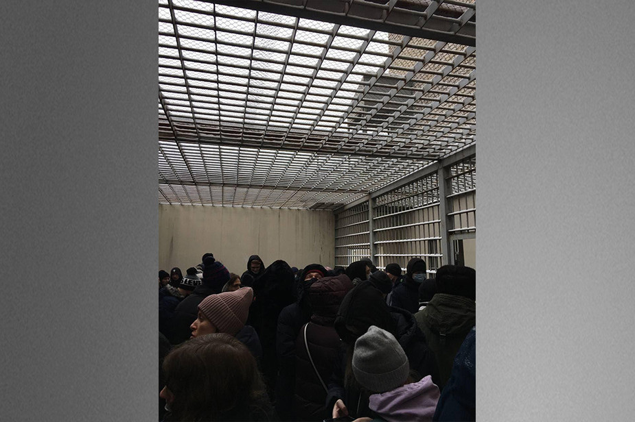 Задержанные протестующие из Владимира в отделе полиции