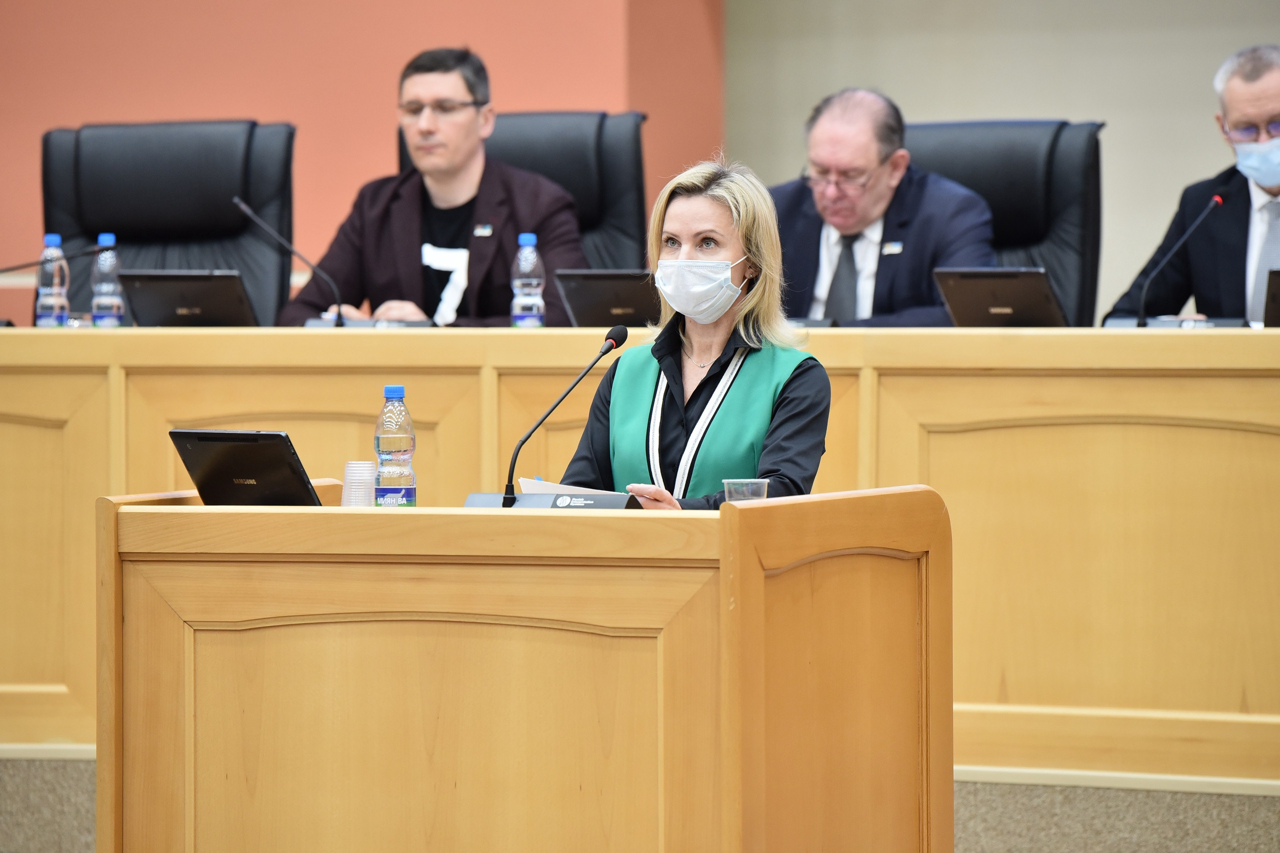 Заместитель председателя Госсовета Коми Сергей Артеев (слева) в футболке с буквой Z