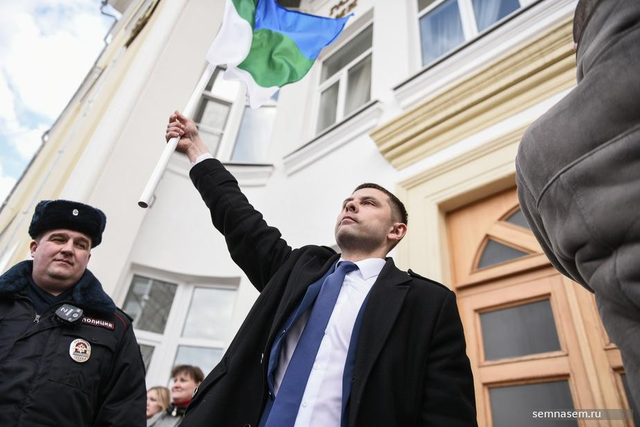 Олег Михайлов на крыльце администрации главы Коми после несогласованного шествия 7 апреля 2020 года