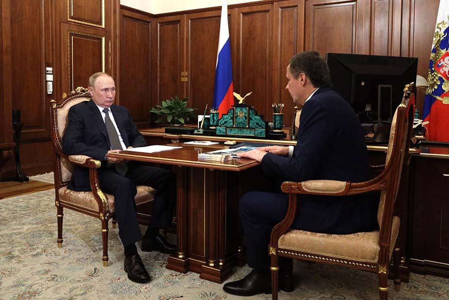 Встреча Вячеслава Гладкова с Владимиром Путиным, на столе рядом с Гладковым — плитки шоколада «Алёшка»