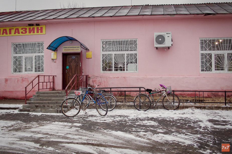 По словам местных жителей, с этого места в Новом Ропске школьный автобус забирает детей из приграничных населенных пунктов. Фото «7х7»
