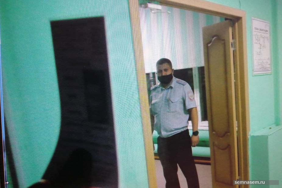 Полицейский, которому журналист показал свои документы