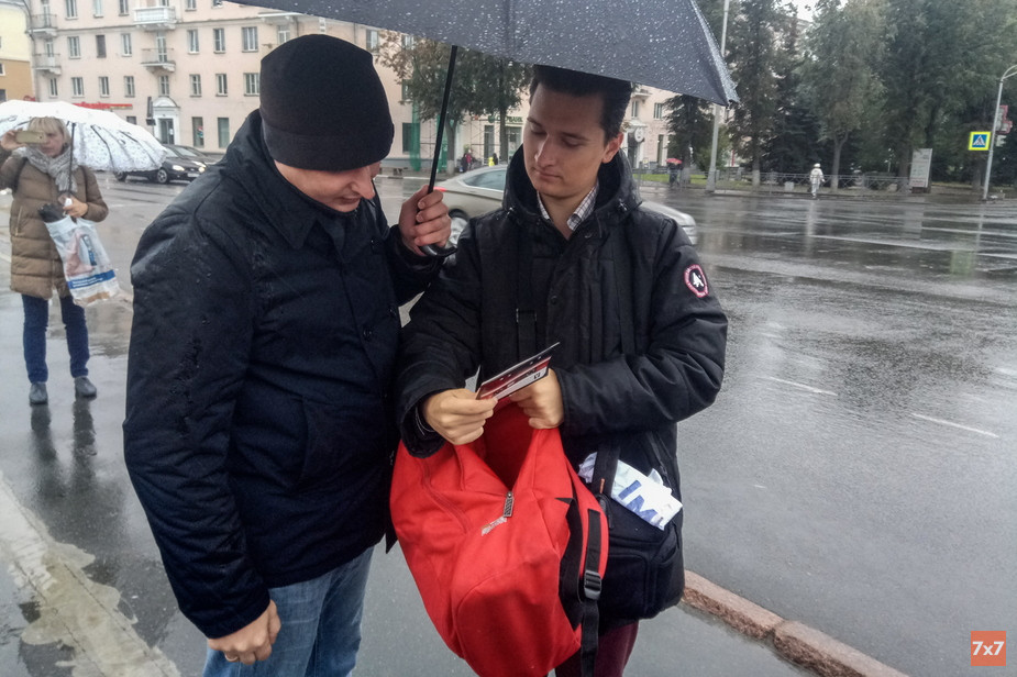 Полицейский Давыдов проверяет документы